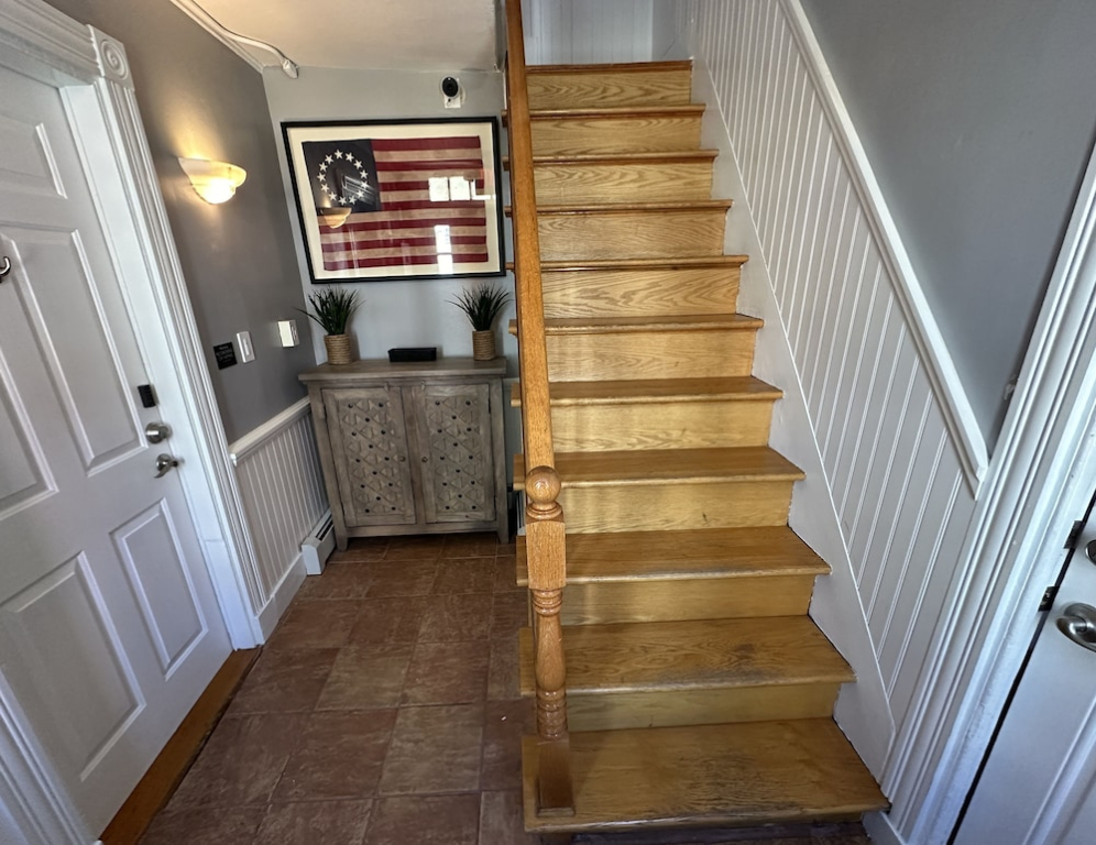 Exposed Beam One Bedroom Suite Downtown Newport #15 1 Home