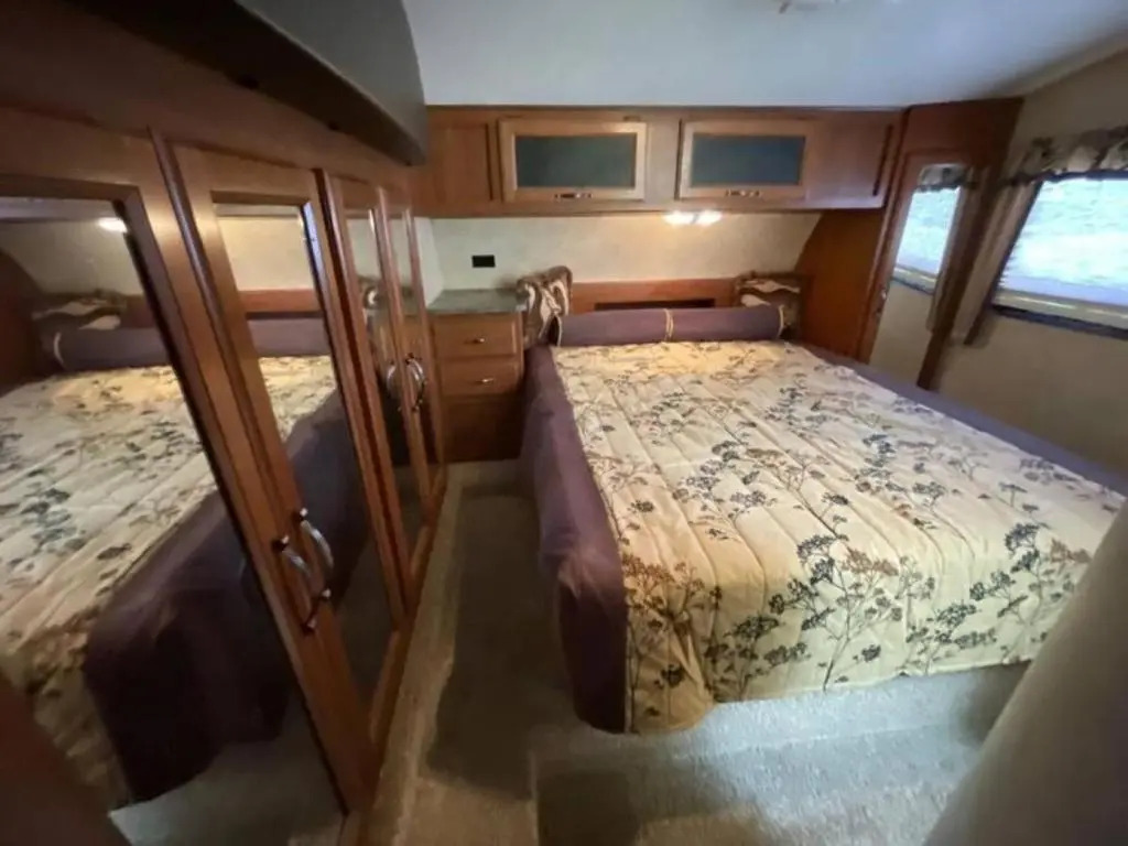 Gorgeous Glamping RV plus Indoor Hot Tub