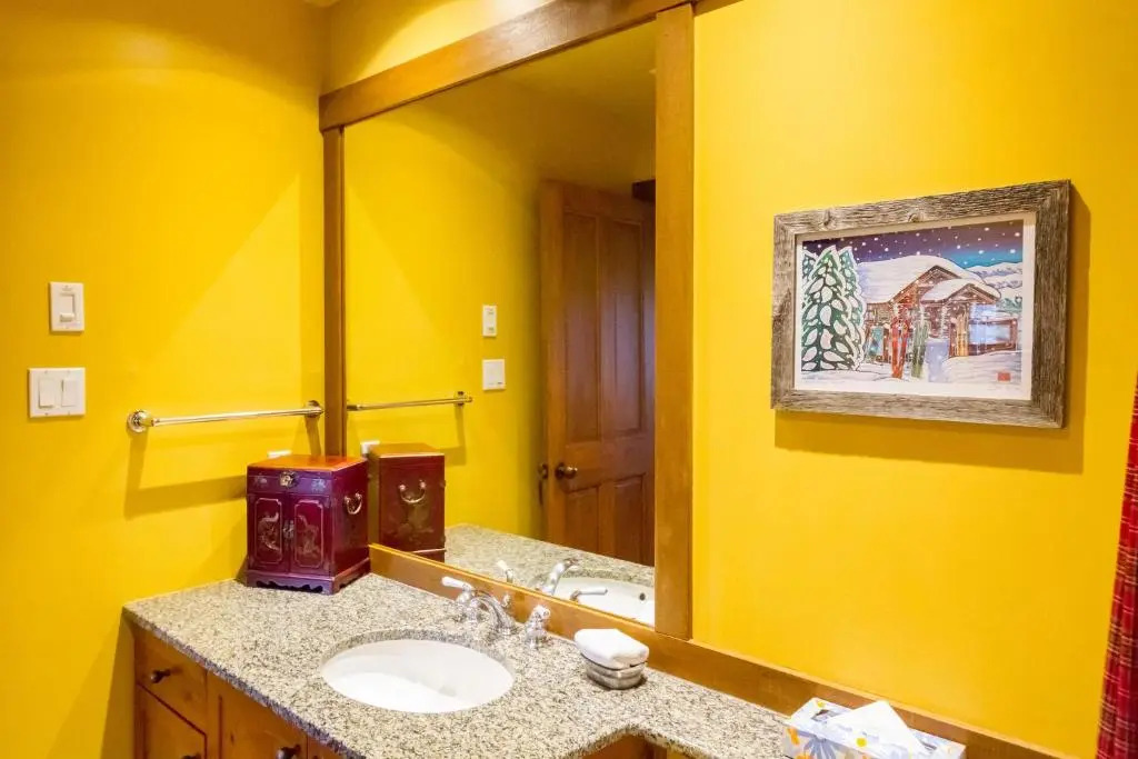 Ski in Ski out Minutes from Village, Private Hot Tub Sleeps 6 Free Shuttle
