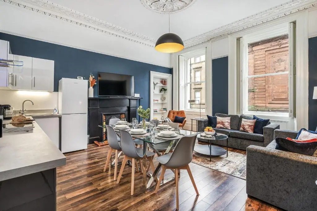 Renfrew Residence Central Glasgow 4-Bed Flat