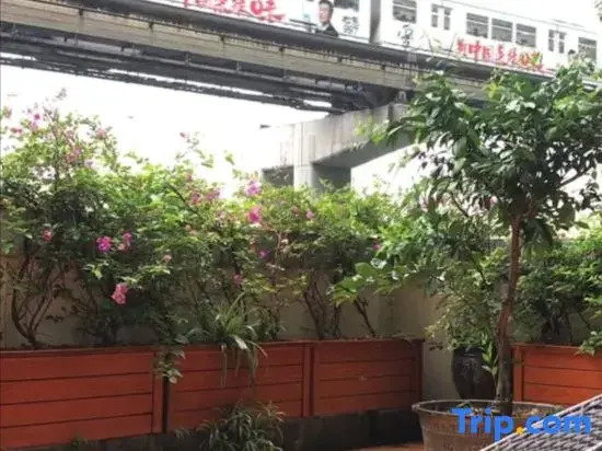 Chongqing Guiyun Liziba Hotel (Liziba Light Rail Station)