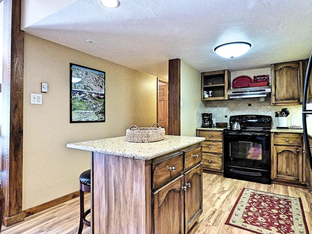 Lift Tickets Ground Floor Pool, Hot Tubs, Near Mtn, Fireplace Shuttle