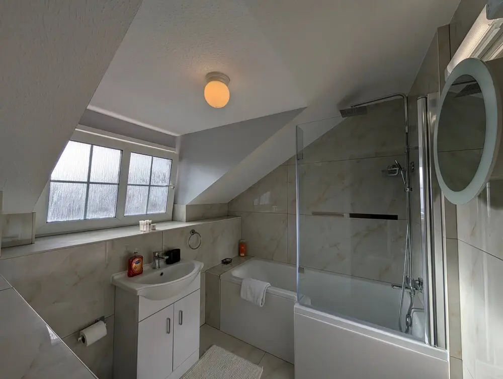 Comfortable 2-bedroom House With Free Parking