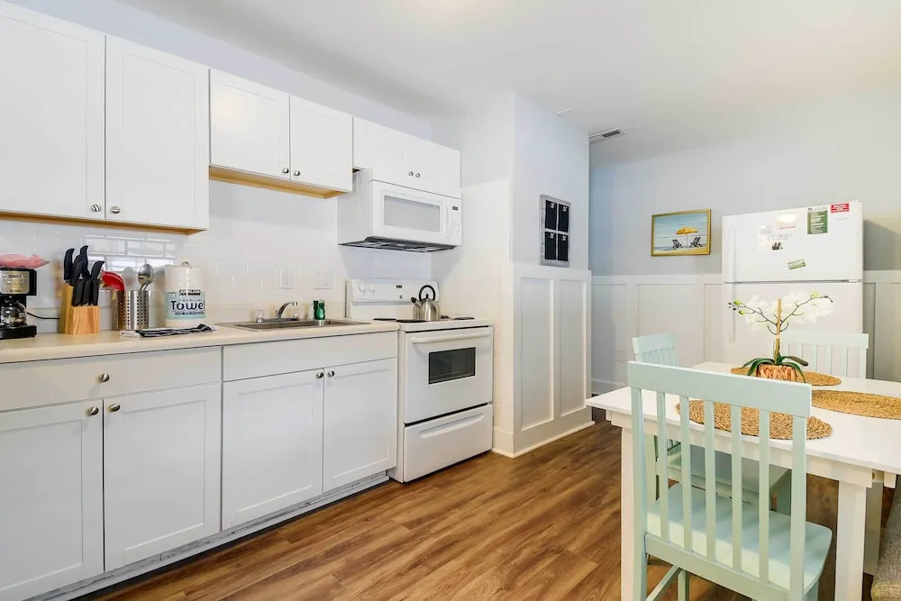 2 Mi to Barefoot Landing! 'bailey's Beach Cottage'