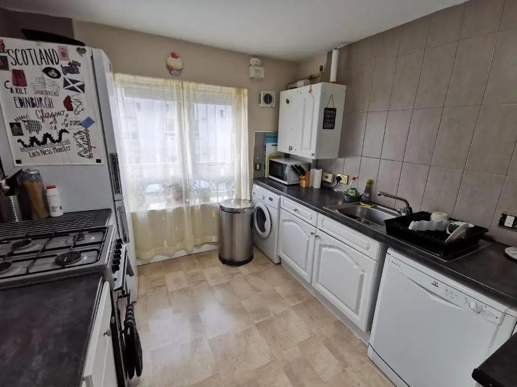4 bedroom apartment with FREE parking perfect for groups and families!