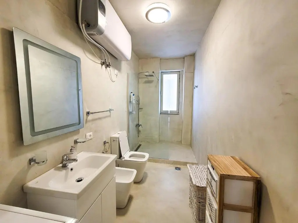 Boulevard 2 BR Apartment
