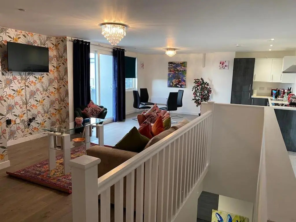 Central 2 bed Newly built DUPLEX Penthouse with FREE Gated, On-site Parking, Lift access, Self Check-in, SUPER Fast WIFI, TWO City view Terraces & Sleeps 6