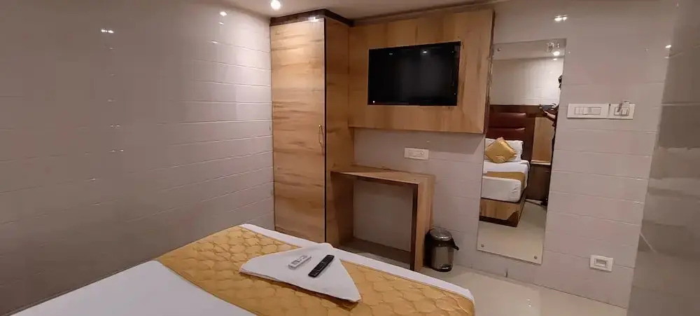 Hotel Sai Suites - Near Dadar Station