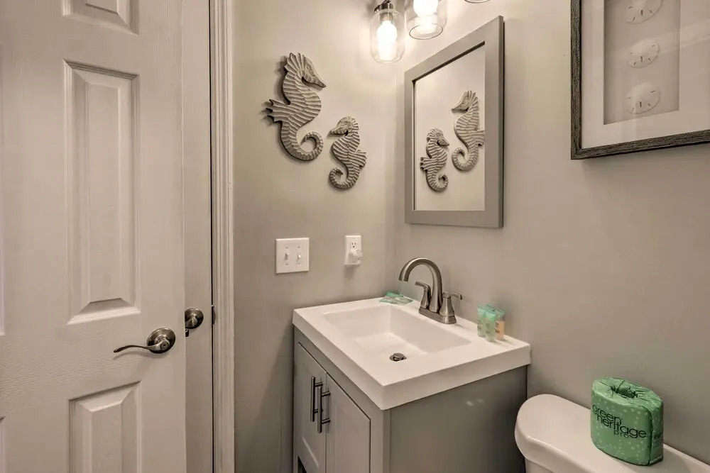 < 1 Mi to Beach: Hilton Head Condo w/ Pool Access!