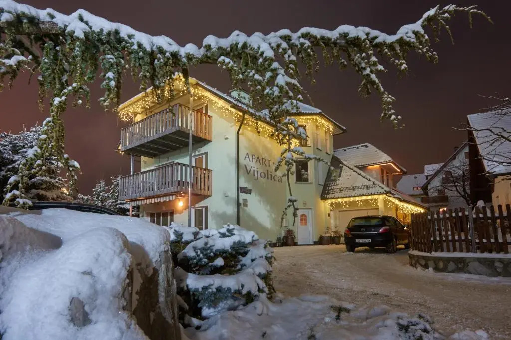 Apartments Vijolica on the ski slope with free parking