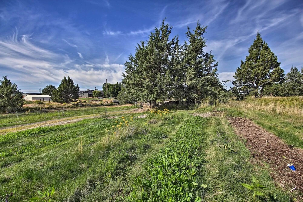 Updated Farmhouse w/ Deck on Central Oregon Canal!