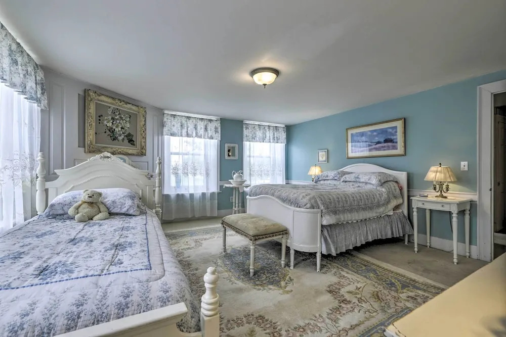 Elegant Norwich House w/ Billiards Room & Ballroom