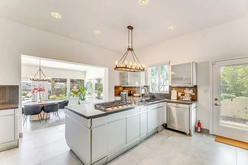 Private Pool, Mtn & Lake View! Los Angeles Home