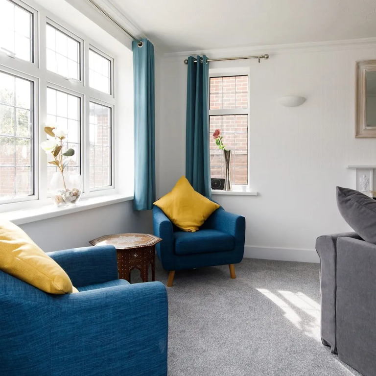Bright & Modern 4 br House 100 metres from Beach