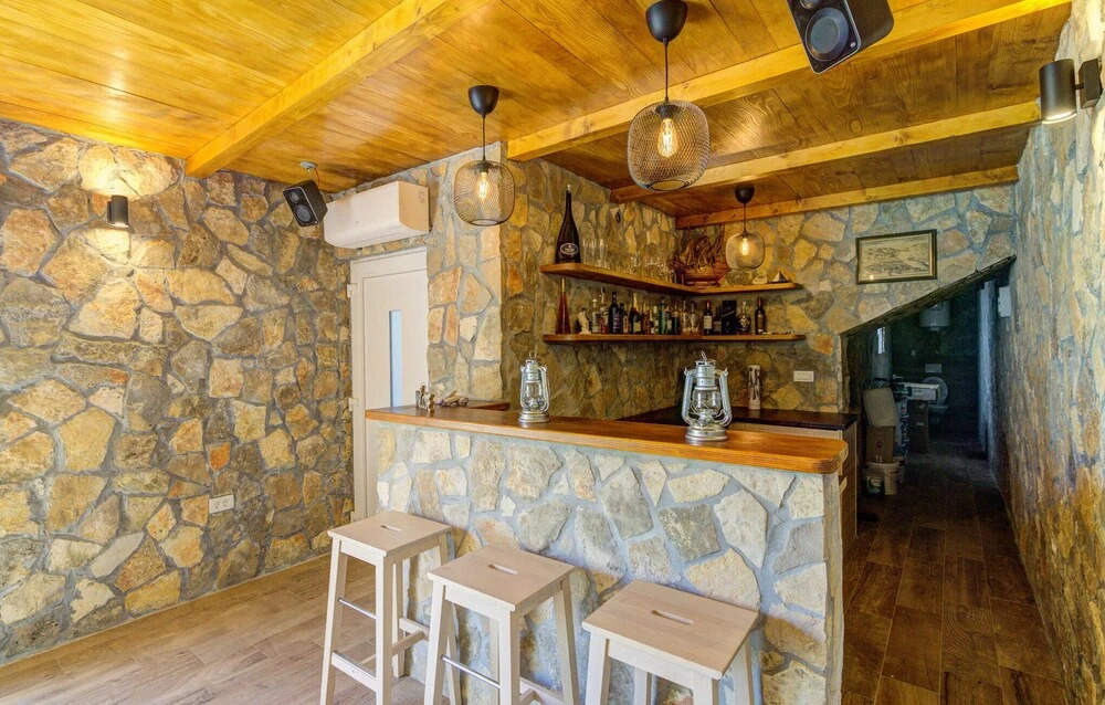 Nice Apartment in Smokvica Krmpotska With Wifi, 3 Bedrooms and Outdoor Swimming Pool