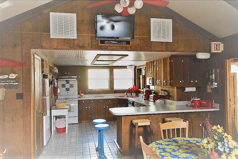La Grange Cabin - Two Bedroom Cabin
