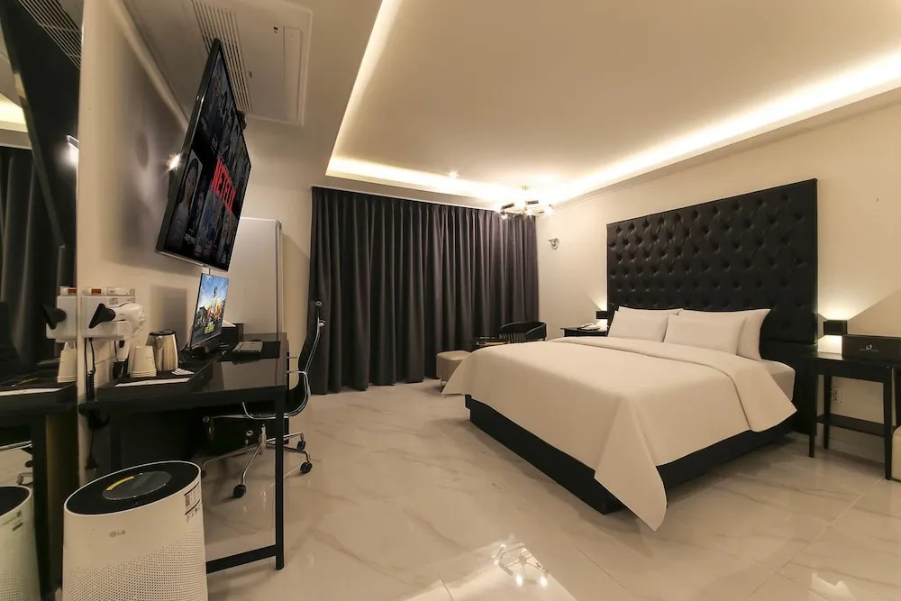 Aden Hotel