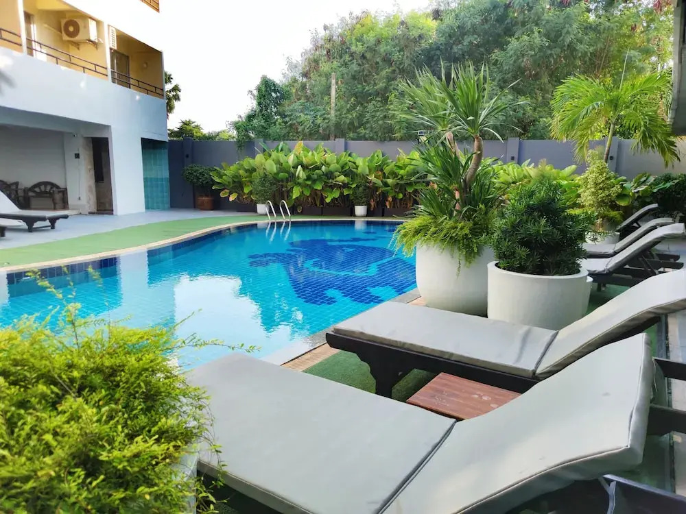 Отель The Chanthong Residence and Hotel Pattaya
