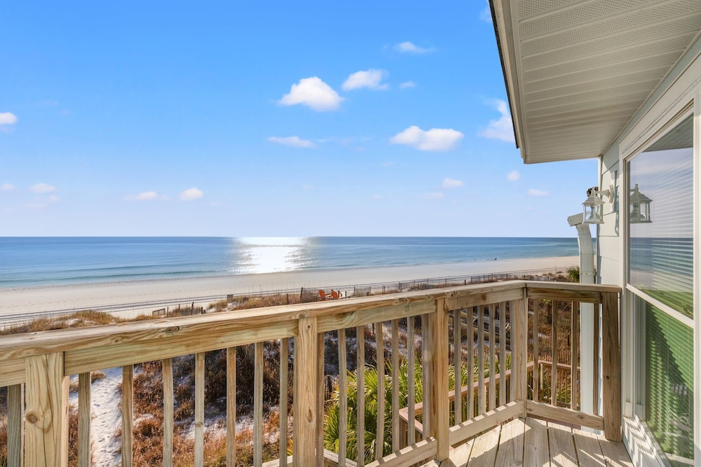 Go-jo Getaway! Coastal Comfort, 2BR Beachfront Townhouse, Sleeps 6