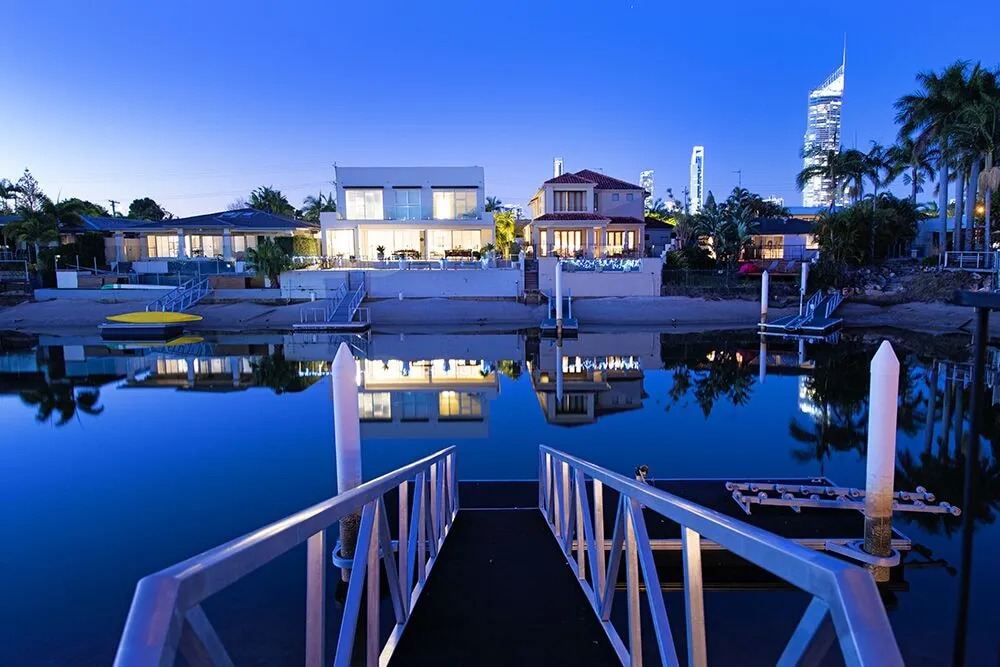Stunning Lake Front House Amalfi Drive