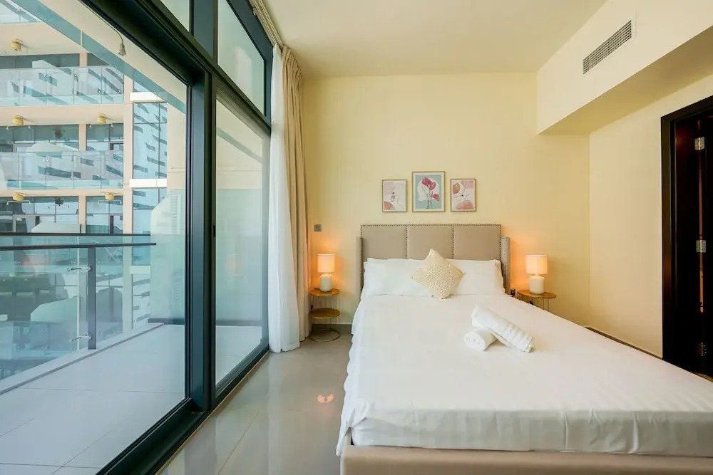 Tanin - Apartment Amidst Lively Area With Pool and Balcony