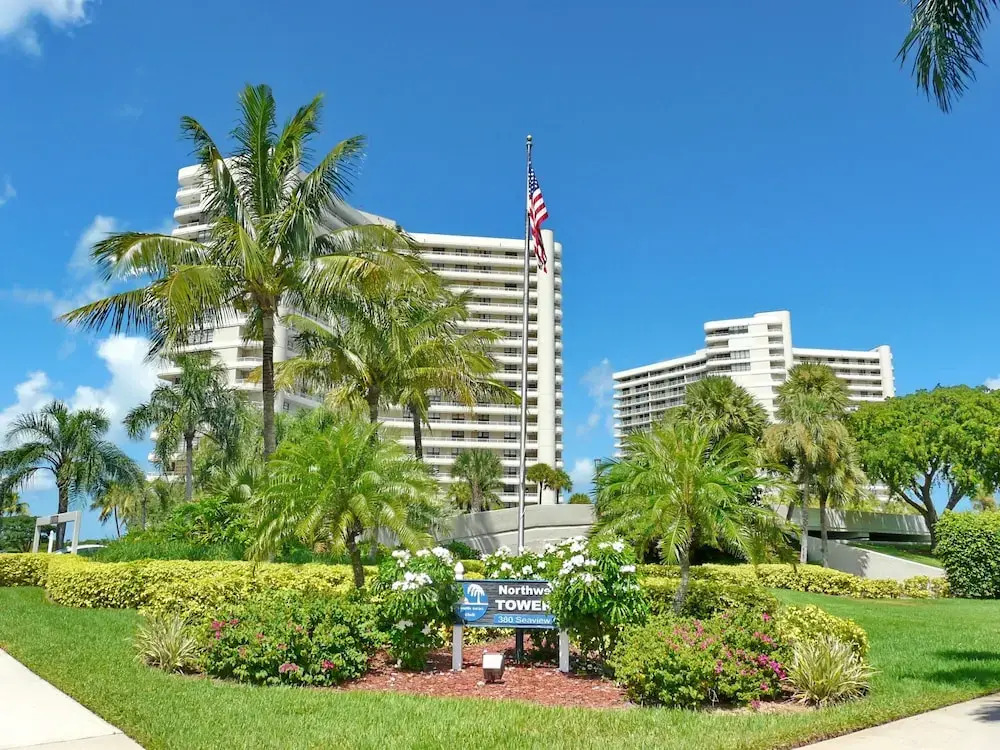 Sun-bright Beachfront Condo With Pool/tennis Courts