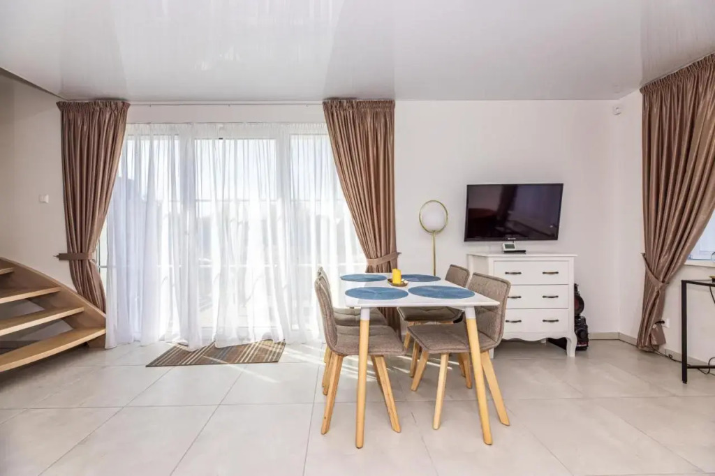 Bright 2bedroom home @terrace+parking, by Cohost