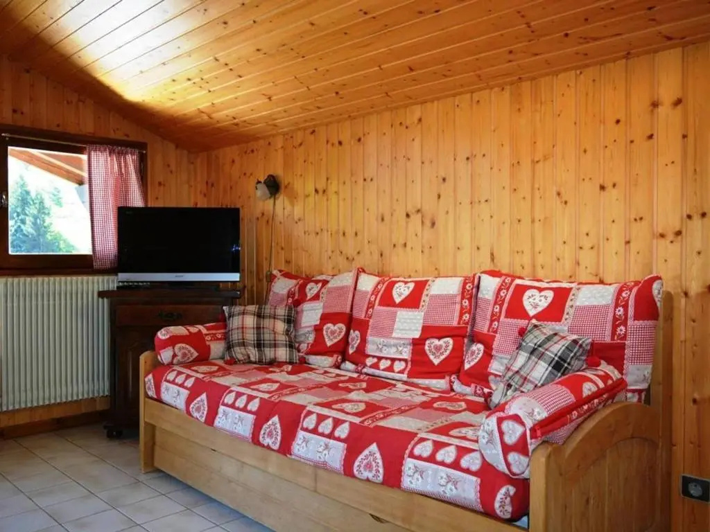 Appartement ensoleillé 2 étoiles, 6 couchages, proche pistes, balcon sud, navette ski - FR-1-241-94