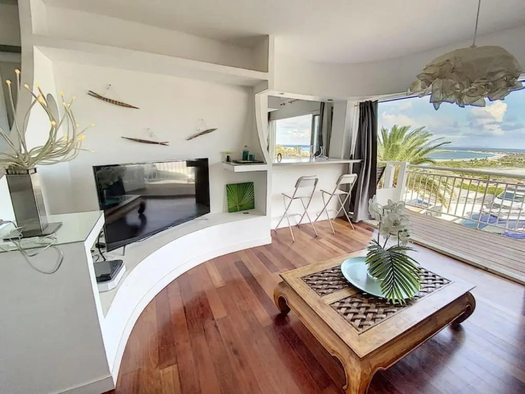 Casa Dina, beautiful sea view 10 min walk from the beach