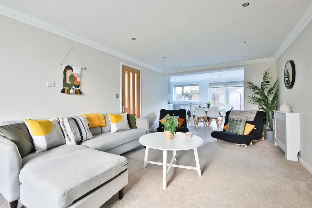 Bright & Airy 3-Bed with Parking