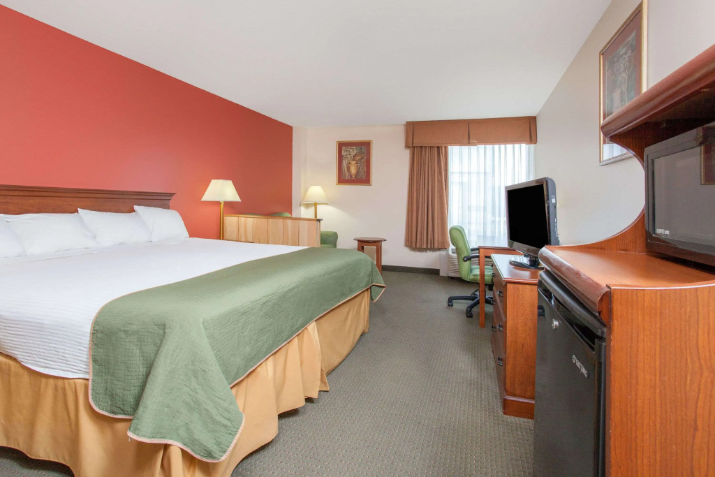 Days Inn & Suites by Wyndham Mt Pleasant