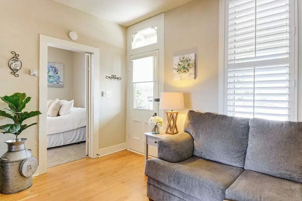 Walk to Courthouse Square: Quiet Home w Porch