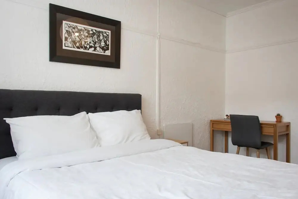 Stylish 2 Bed Art Deco Apartment