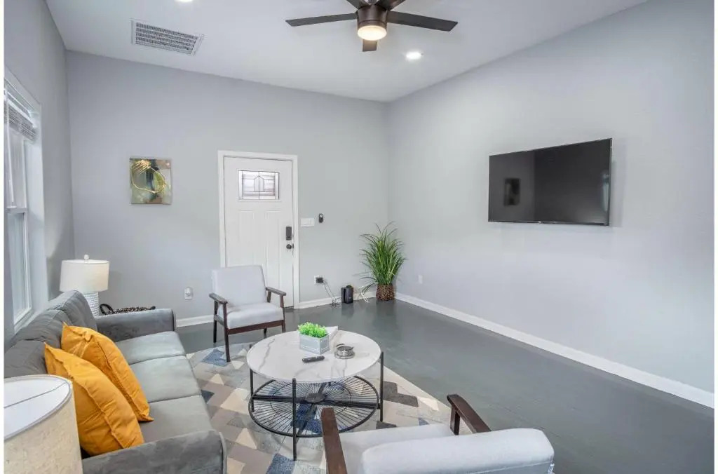 Captivating 4BR 2BA Home Near Awesome Downtown