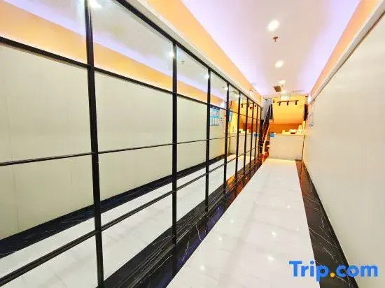Siyu Select Hotel (Lujiazui Pudian Road Subway Station)