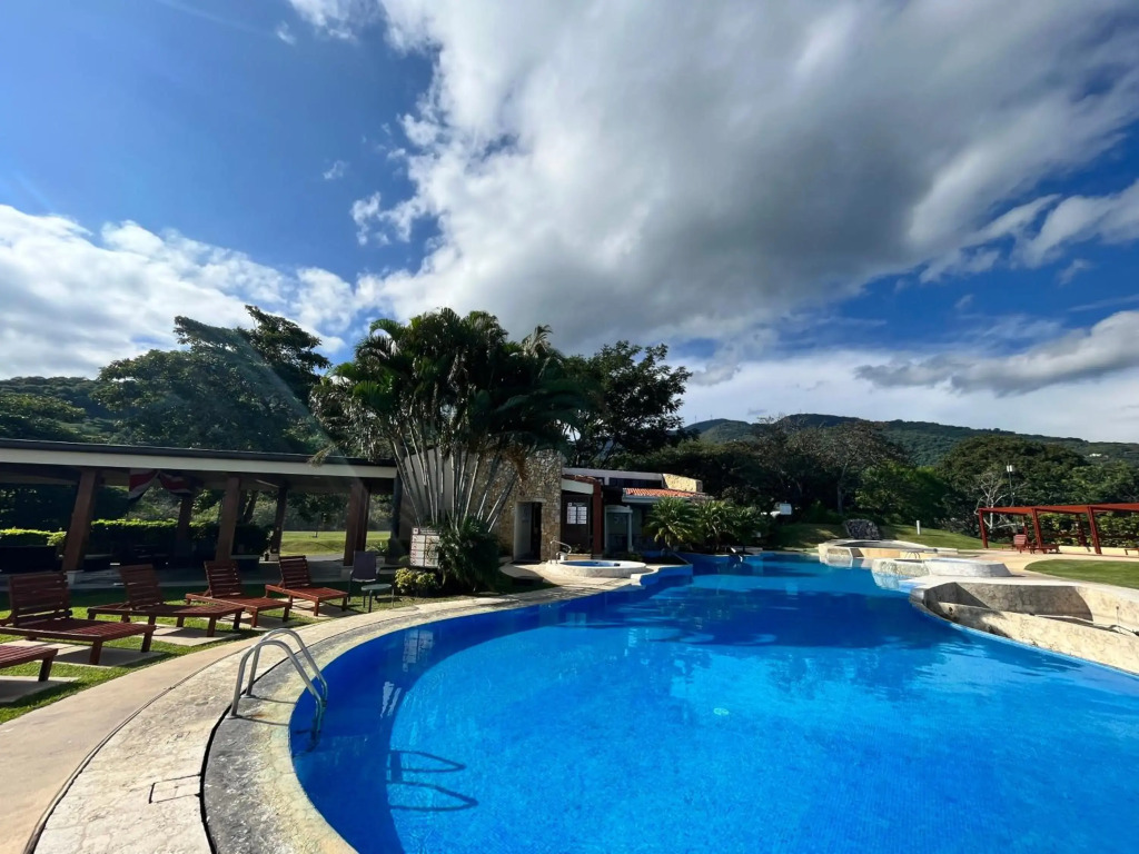 Modern 2 bed APT complex Pool,Tennis,Gym,FreeWiFi