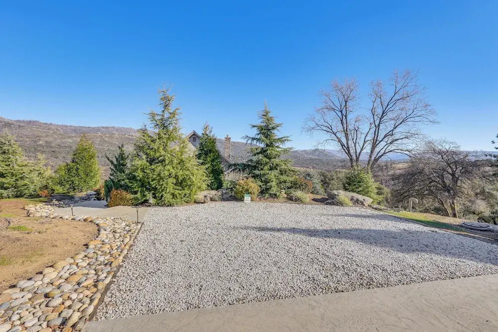 28 Mi to Yosemite: Lovely Mtn Cottage w/ Deck!