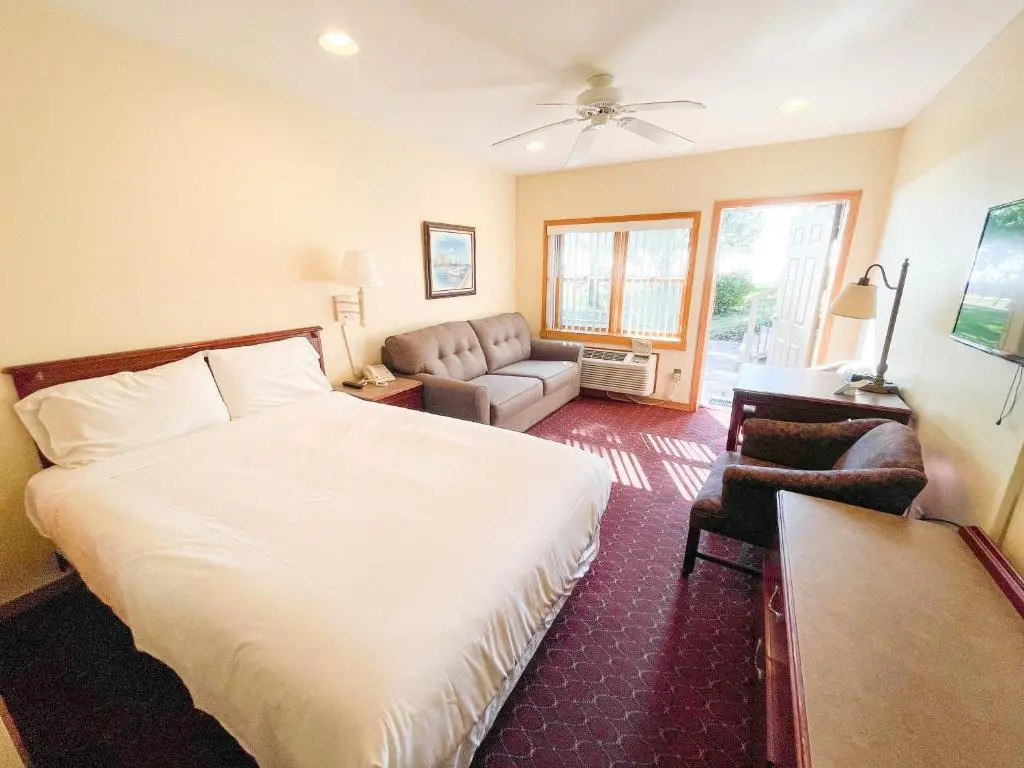 Lake Bluff Inn and Suites