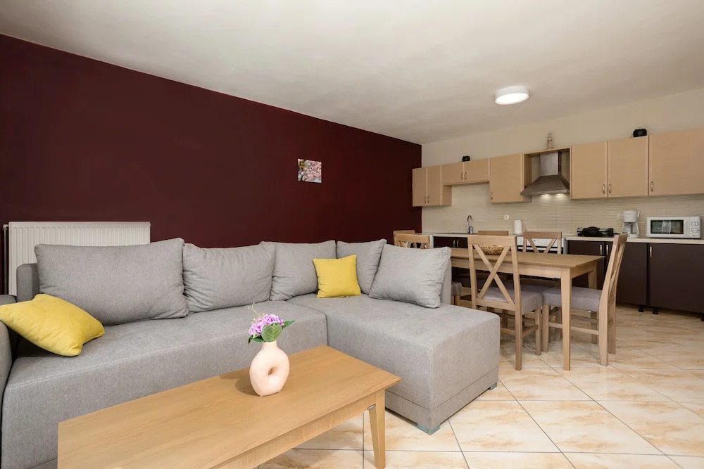 Tumeremos Holiday Apartment 3BR Private BBQ Garden