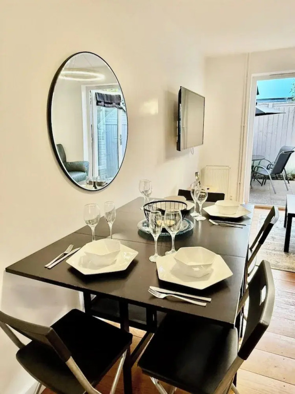 2 Bed House - Sleeps 4 - Parking - Wifi