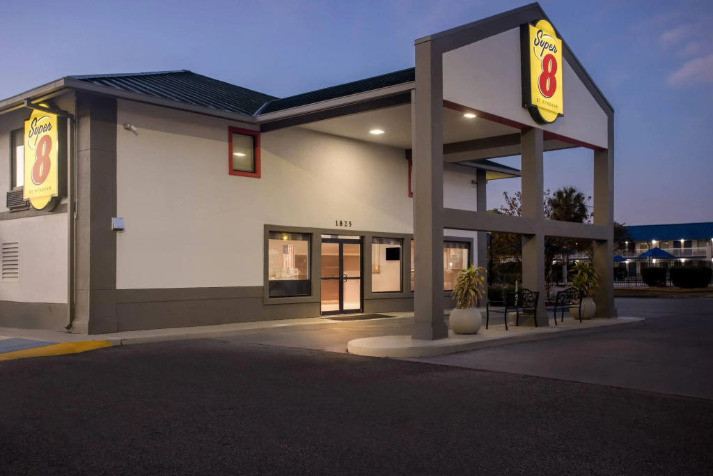 Super 8 by Wyndham Valdosta GA I-75