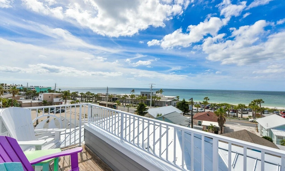 Walk to Bradenton Beach: Gulf-view Home w/ Lanai