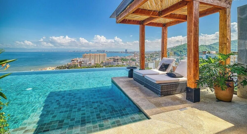 Luxury 1 BR Condo in Romantic Zone - Infinity Pool