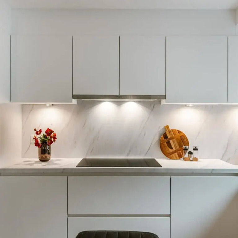 Centrally Located Modern Apartment With Parking