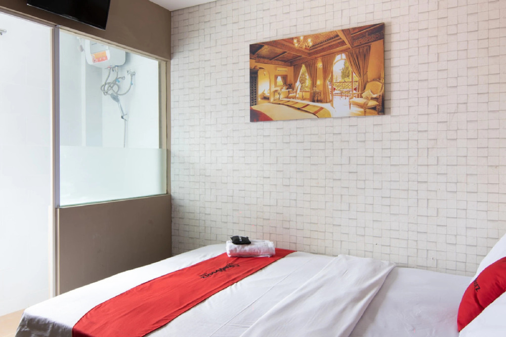 RedDoorz Plus near Hayam Wuruk 2