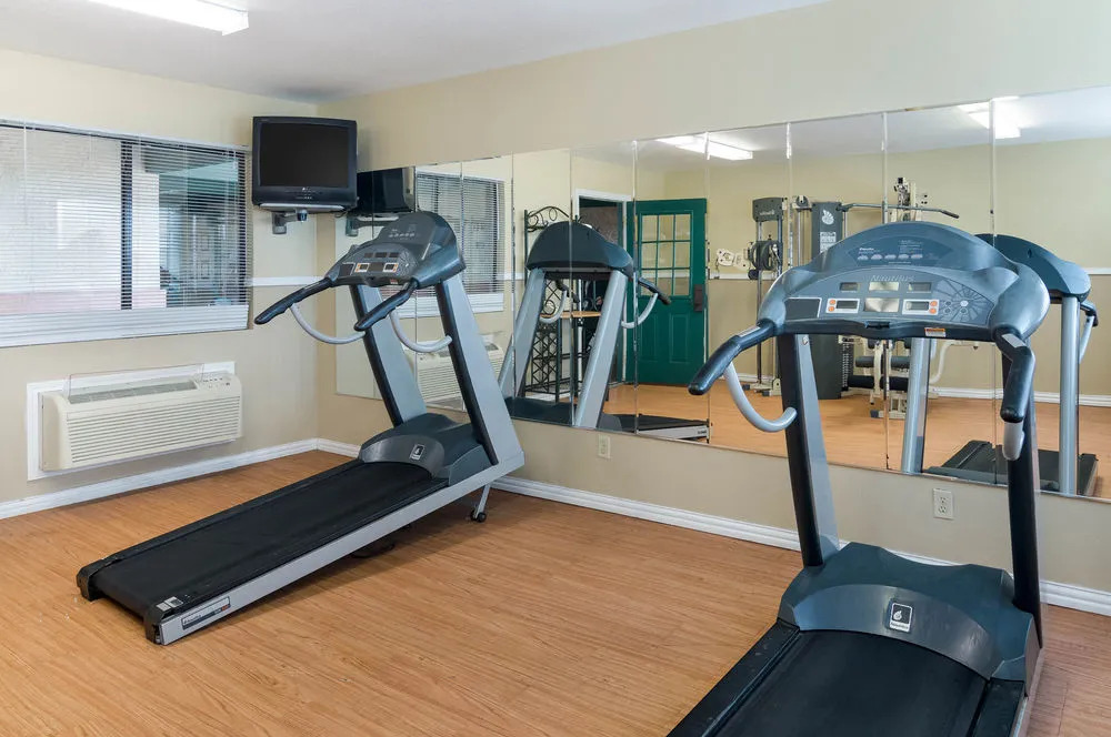 Econo Lodge Inn and Suites Arlington