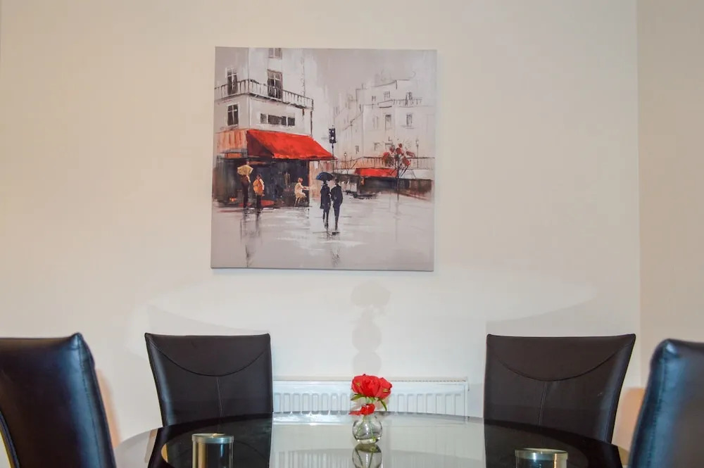 2 Bedroom Apartment Beside Water of Leith Walkway