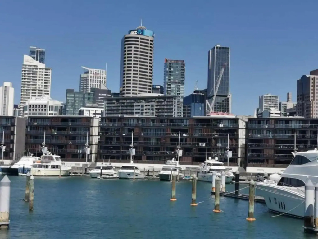 Lovely view apartment - free parking, pool and gym