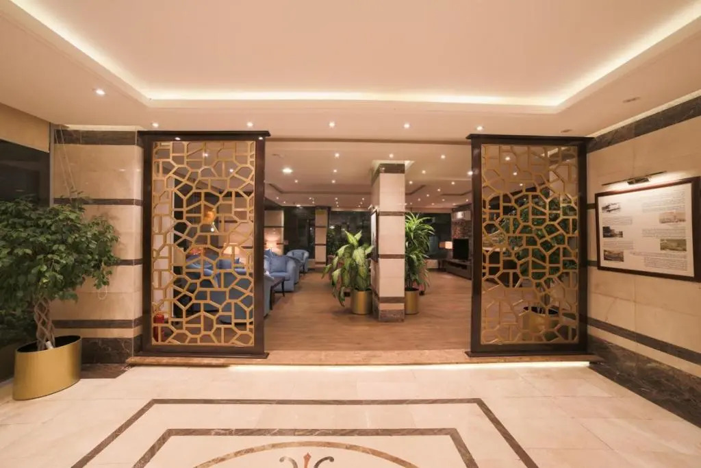 OYO 208 Roshan Hotel Suites Hera