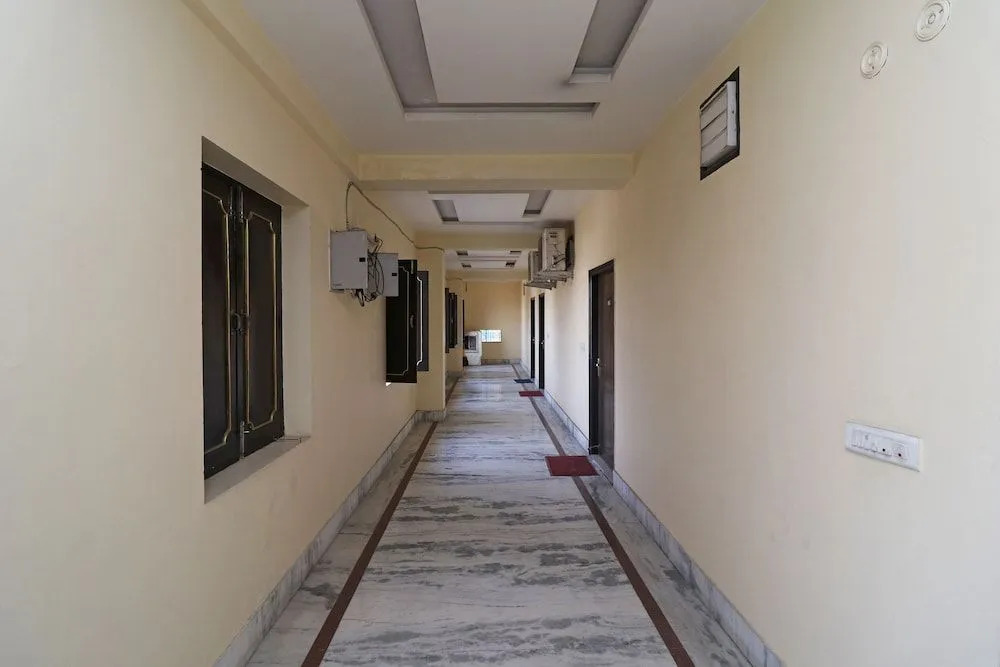 OYO 24951 Vaibhav Palace